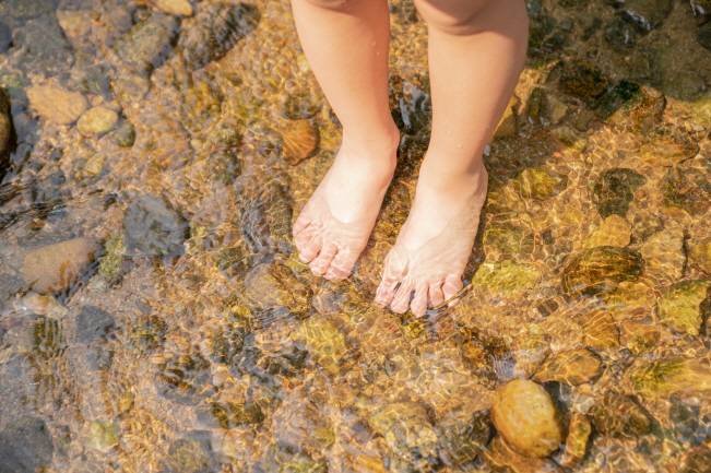 발, 다리 등 물놀이에 노출된 부위가 붓고 통증이 발생한다면 감염병이 의심된다. 강북삼성병원 제공.
