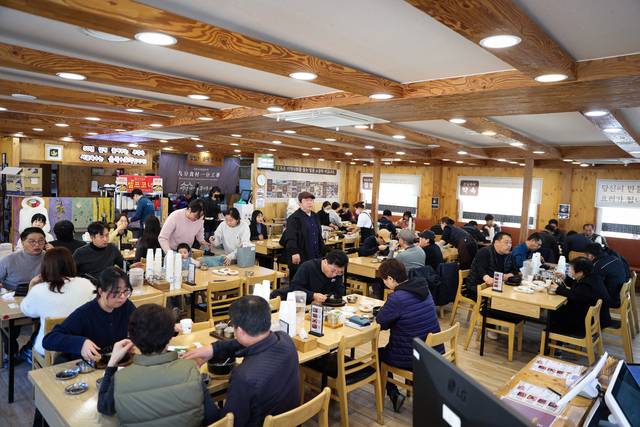 부강옥 내부에 손님들로 북적이고 있다. 부강옥 제공