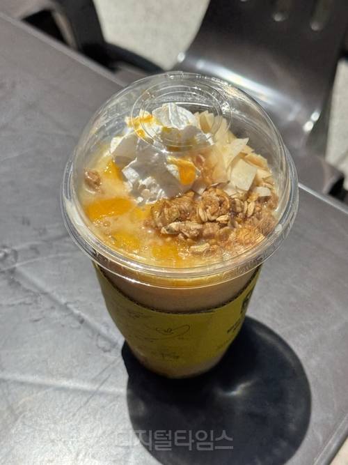 메가커피의 1인 컵빙수 메뉴 ‘망빙파르페’. 정래연기자