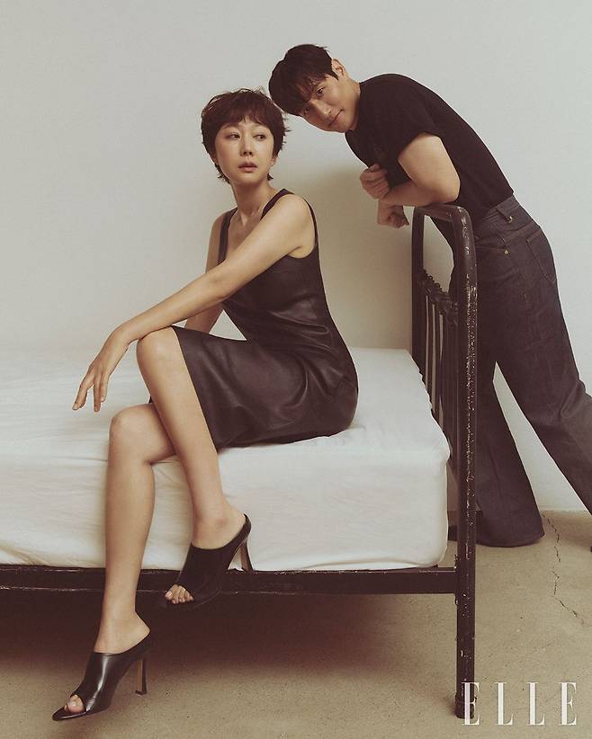 염정아가 입은 드레스는 Ports 1961. 슈즈는 Bottega Veneta. 박해준이 입은 티셔츠는 Berluti. 베스트는 Eenk. 팬츠는 STU. 슈즈는 Christian Louboutin.