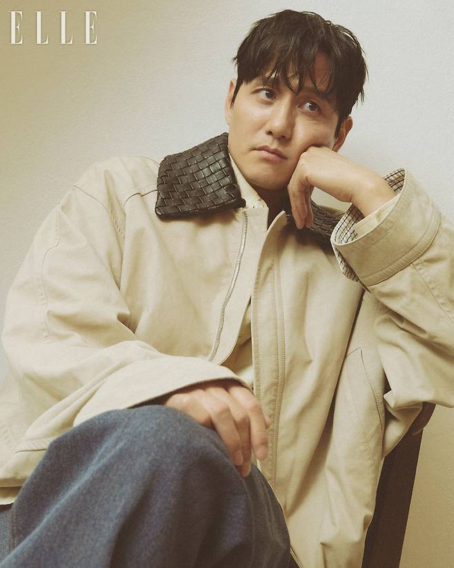 박해준이 입은 재킷과 셔츠, 팬츠는 모두 Bottega Veneta.