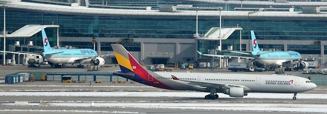 인천국제공항 활주로에서 대한항공·아시아나항공 양사 항공기가 오가고 있다. 뉴시스