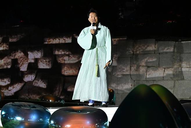 오세훈 서울시장이 지난 31일 서울 중구 동대문디자인플라자에서 열린 '서울라이트 DDP 여름' 개막식에서 인사말을 하고 있다. 서울시 제공