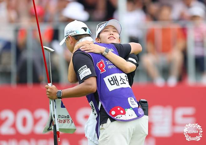 배소현이 우승 직후 캐디와 포옹하며 우승의 기쁨을 만끽하고 있다.KLPGA 제공