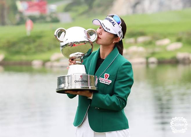 배소현이 시즌 첫 승에 성공한 후 트로피에 입을 맞추고 있다.KLPGA 제공