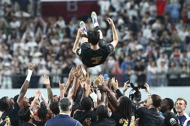 3일 오후 서울 마포구 서울월드컵경기장에서 열린 2025 쿠팡플레이시리즈 뉴캐슬 유나이티드와 토트넘 홋스퍼의 경기를 마치고 토트넘 홋스퍼 선수들이 손흥민을 행가래 하고 있다.뉴시스