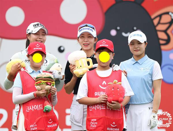 2025년 한국여자프로골프(KLPGA) 투어 상반기 마지막 대회이자, 올해 신설 대회인 오로라월드 레이디스 챔피언십 우승을 차지한 배소현 프로와 최종라운드 챔피언조에서 함께 경기한 성유진, 고지원 프로의 모습이다. 사진제공=KLPGA