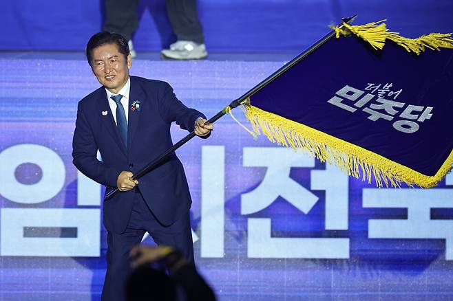 정청래 더불어민주당 신임 당대표가 8월 2일 경기 고양시 킨텍스에서 열린 제2차 임시전국당원대회에서 당기를 흔들고 있다. 공동취재사진