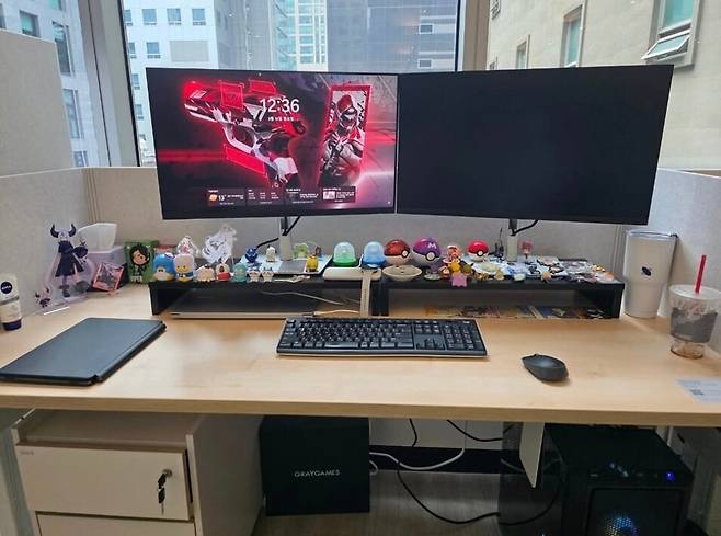 게임 회사 피엠(PM)이 일하는 자리. 피겨들이 모니터 선반 위를 가득 채웠다. 본인 제공