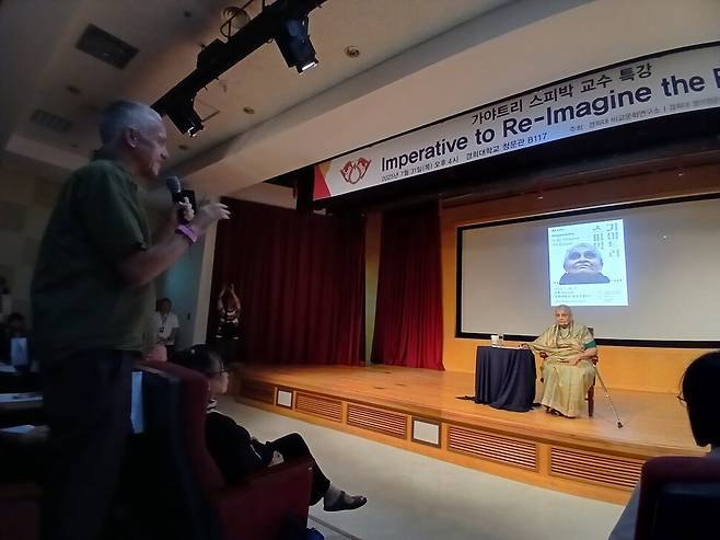 청중이 스피박에게 질문하고 있다. 스피박은 이날 청중들에게 “기다림, 들리지 않는 사람의 목소리를 유심히 살피는 것, 잠시라도 자신의 것이 아닌 것을 욕망해보는 것이 필요하다”고 말했다.