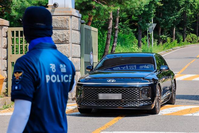 김건희 여사 관련 의혹들을 수사하는 민중기 특별검사팀 차량이 지난 1일 윤석열 전 대통령에 대한 체포영장 집행에 실패한 뒤 경기도 의왕시 서울구치소에서 나오고 있다. 연합뉴스