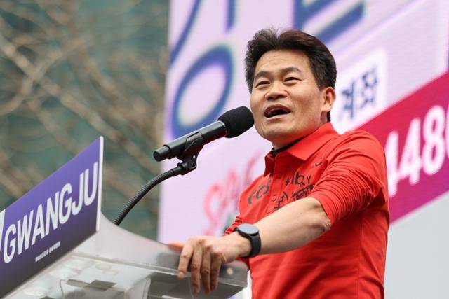 2월 15일 광주 동구 금남로에서 개신교 단체 세이브코리아가 개최한 '윤석열 대통령 탄핵 반대 및 석방 촉구 국가비상기도회' 연단에 오른 한국사 강사 출신 보수 유튜버 전한길씨가 발언하고 있다. 광주=연합뉴스