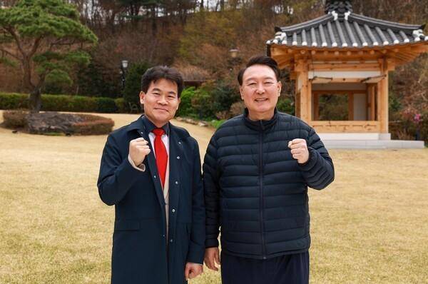 4월 10일 한국사 강사 출신 보수 유튜버 전한길(왼쪽)씨가 윤석열(오른쪽) 전 대통령과 전날 서울 한남동 관저에서화를 나눴다며 '전한길 뉴스'에 공개한 사진. '전한길 뉴스' 홈페이지 캡처