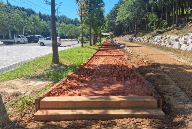 전북 고창군 고창읍 나들목 공원에 습식 황톳길 70m, 건식 황톳길 547m 등 총 617m 구간이 조성됐다. 고창군 제공