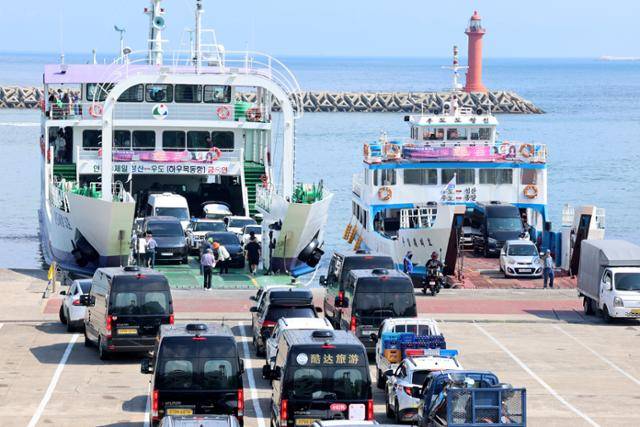 지난 1일 제주도 서귀포시 성산읍 성산항종합여객터미널에서 소형 전세버스와 전기렌터카 등 차량이 우도행 도항선 선적 순서를 기다리고 있다. 연합뉴스