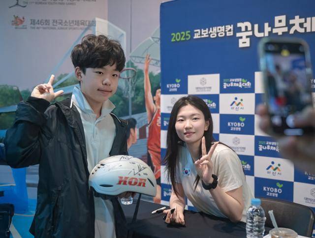 지난달 26일 충남 아산시 이순신빙상장에서 열린 ‘제41회 교보생명컵 꿈나무체육대회’에서 쇼트트랙 국가대표 심석희(오른쪽)가 초등학생 선수와 기념촬영을 하고 있다. 교보생명 제공