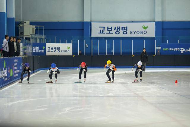 지난달 26일 충남 아산시 이순신빙상장에서 열린 ‘제41회 교보생명컵 꿈나무체육대회’ 빙상 종목에 참가한 초등부 선수들이 경기를 펼치고 있다. 교보생명 제공