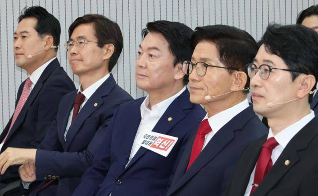 국민의힘 주진우(오른쪽부터)·김문수·안철수·조경태·장동혁 당대표 후보가 3일 서울 여의도 국민의힘 당사에서 열린 제6차 전당대회 후보자 비전대회에서 송언석 비상대책위원장 겸 원내대표의 발언을 듣고 있다. 연합뉴스