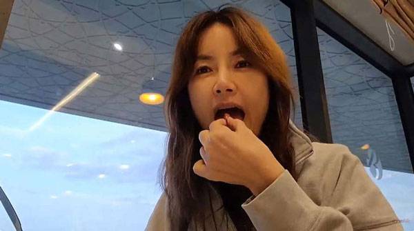 배우 신애라는 과거 자신의 유튜브 채널에서 건강을 위해 오래 씹어 먹기를 강조했다./사진=유튜브 채널 ‘신애라이프’ 캡처