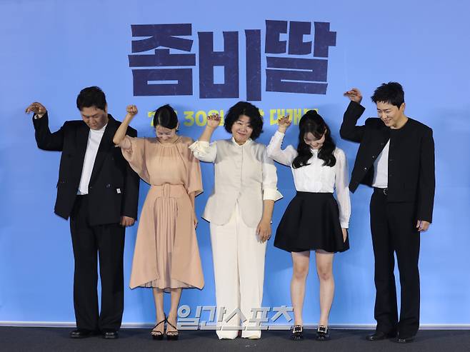 배우 윤경호, 조여정, 이정은, 최유리, 조정석이 30일 오전 서울 용산구 CGV용산아이파크몰에서 열린 영화 '좀비딸' 제작보고회에 참석해 포즈를 취하고 있다. 서병수 기자 qudtn@edaily.co.kr /2025.06.30/