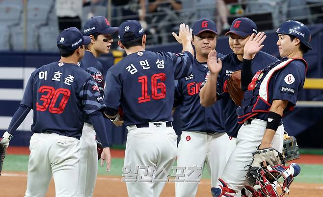 3일 오후 서울 고척 스카이돔에서 열린 2025 프로야구 롯데와 키움 경기. 롯데가 9-3 승리했다. 경기종료후 선수들이 승리를 자축하고 있다. 고척=정시종 기자 capa@edaily.co.kr /2025.08.03.
