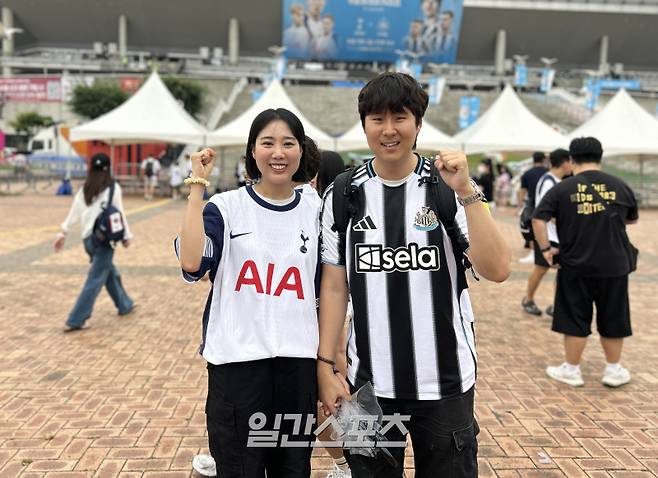 손흥민 팬 최희영(오른쪽) 씨와 박지혜 씨. 사진=IS 포토
