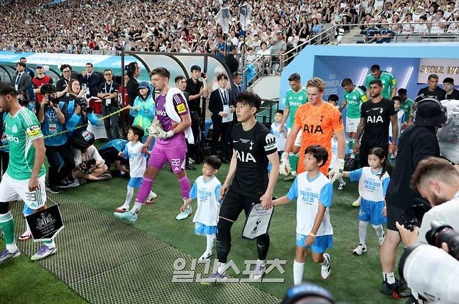 잉글랜드 프리미어리그 토트넘 홋스퍼와 뉴캐슬 유나이티드가 맞붙는 '2025 쿠팡플레이 시리즈' 두번째 경기가 3일 오후 서울 마포구 서울월드컵경기장에서 열렸다. 경기 전 주장 완장을 찬 손흥민이 선수입장을 하고 있다. 상암=김민규 기자 mgkim1@edaily.co.kr /2025.08.03/