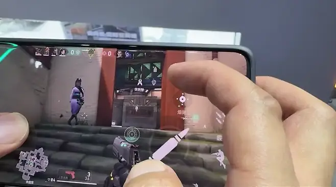 ▲ 첫 라운드부터 빈집털이로 깔린 스파이크와 자강두천 라인배틀,  발로란트를 모바일로 제대로 옮겼다는 증거(?)