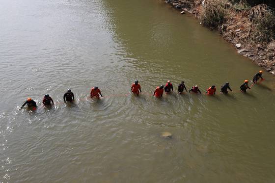 구조당국이 지난달 27일 경기 가평군의 집중호우로 실종된 이들을 찾기 위해 수색을 벌이고 있다. 사진 경기북부소방재난본부
