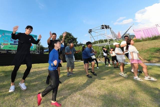 ▲ 인제 여름축제 ‘여름愛 인제愛 빠지다’가 남면 부평리 빙어호 일원에서 지난 26일 개막해 오는 8월 10일까지 이어지고 있다. 3일 축제장에서 남녀노소 가족 단위 방문객들이 시간 가는 줄 모르고 시원한 시간을 보내고 있다. 인제군 제공