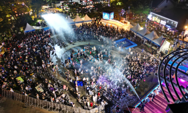 ▲ 지난 26일부터 태백 문화광장 및 황지연못 일원에서 개막된 ‘제10회 한강·낙동강 발원지 축제’와 지난 25일부터 태백산 당골광장 일원에서 시작된 ‘2025 태백 쿨 시네마 페스티벌’이 시민과 관광객들의 뜨거운 호응 속에 3일 마무리됐다. 발원지 축제 선선워터나잇 2일차 모습.