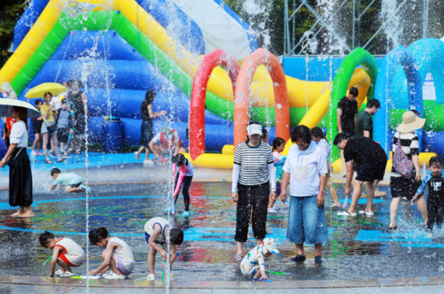 ▲ 지난 26일부터 태백 문화광장 및 황지연못 일원에서 개막된 ‘제10회 한강·낙동강 발원지 축제’와 지난 25일부터 태백산 당골광장 일원에서 시작된 ‘2025 태백 쿨 시네마 페스티벌’이 시민과 관광객들의 뜨거운 호응 속에 3일 마무리됐다. 발원지 축제 선선워터나잇 2일차 모습. 발원지 축제 태백문화광장·황지연못 스케치.
