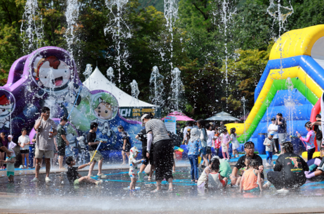 ▲ 지난 26일부터 태백 문화광장 및 황지연못 일원에서 개막된 ‘제10회 한강·낙동강 발원지 축제’와 지난 25일부터 태백산 당골광장 일원에서 시작된 ‘2025 태백 쿨 시네마 페스티벌’이 시민과 관광객들의 뜨거운 호응 속에 3일 마무리됐다. 발원지 축제 선선워터나잇 2일차 모습. 발원지 축제 태백문화광장·황지연못 스케치.