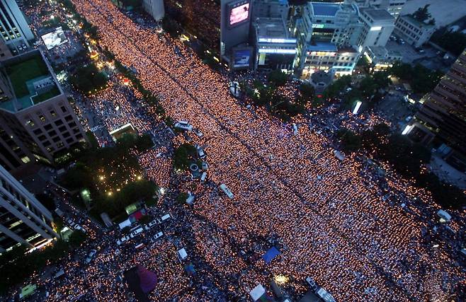 31일 한미 통상협상에서 우리 정부가 쌀과 소고기 시장 추가 개방을 막아내면서 농업 분야에서는 일부 성과를 거뒀다는 평가가 나온다. 협상단은 우리나라가 농축산물 시장 개방에 정치·정서적으로 민감하다는 점을 알리기 위해 지난 2008년의 광우병 집회 사진을 미국측에 제시한 것으로 알려졌다. 사진은 2008년 6월 촛불집회 모습. /사진=연합뉴스