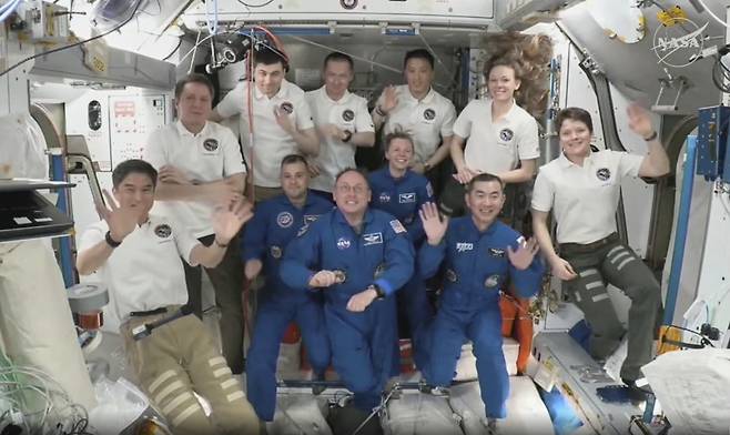 국제우주정거장(ISS)에 도착한 미국, 일본, 러시아 우주비행사들(앞줄 가운데 파란 옷 4명)이 환영식에서 포즈를 취하고 있다. / 사진=NASA, 스페이스X