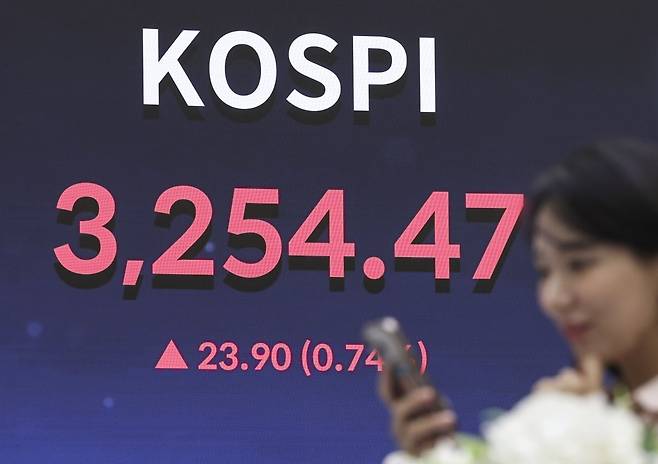 30일 서울 여의도 한국거래소 전광판에 종가가 표시되고 있다.  사진=임형택 한국경제신문 기자