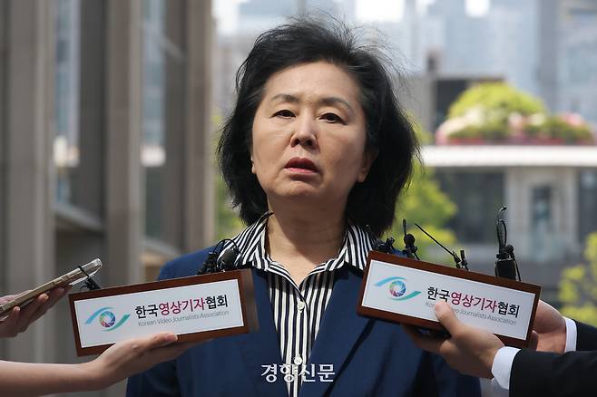 김영선 전 국민의힘 의원이 지난 4월29일 윤석열 전 대통령 부부와 구 여권 정치인 다수가 연루된 공천 개입·여론조사 의혹 관련 참고인 조사를 받기 위해 서울 서초구 서울고검에 출석하며 취재진 질문에 답하고 있다. 성동훈 기자