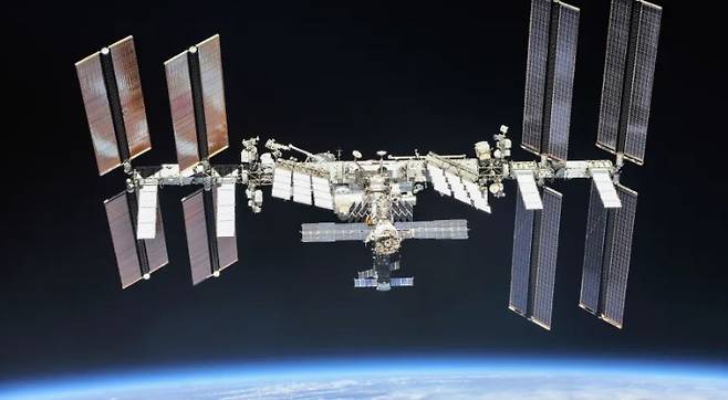 고도 약 400㎞에 떠 있는 국제우주정거장(ISS). 미국 항공우주국(NASA) 제공