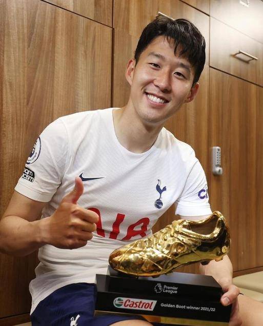 손흥민이 EPL 득점왕 트로피를 안고 기뻐하고 있다. 손흥민 SNS