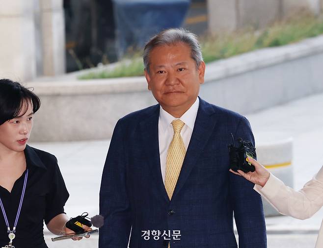 12·3 불법계엄 당시 언론사 단전·단수 지시 의혹을 받는 이상민 전 행정안전부 장관이 지난달 25일 내란 특별검사팀 사무실이 있는 서울고검에 피의자 신분으로 출석하고 있다. 정효진 기자