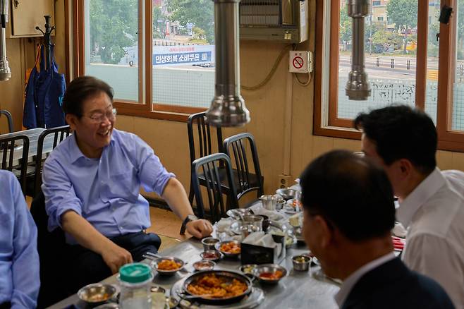 이재명 대통령이 지난달 31일 서울 용산구 삼각지역 인근의 한 식당에서 강훈식 대통령실 비서실장 등 참모진과 점심식사를 하고 있다. 대통령실 제공