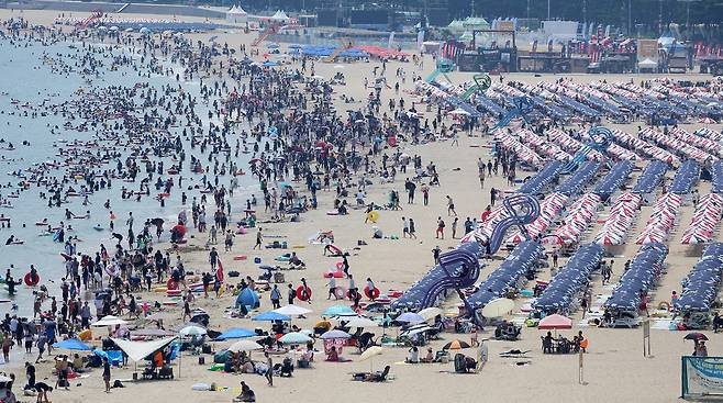 3일 부산 해운대해수욕장이 피서객들로 붐비고 있다. 연합뉴스