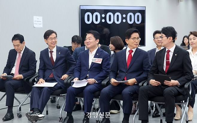 3일 여의도 국민의힘 중앙당사에서 열린 당 대표 후보자 비전대회에 앞서 후보들이 대화를 나누고 있다.  왼쪽부터 장동혁, 조경태, 안철수, 김문수, 주진우 후보.  문재원 기자