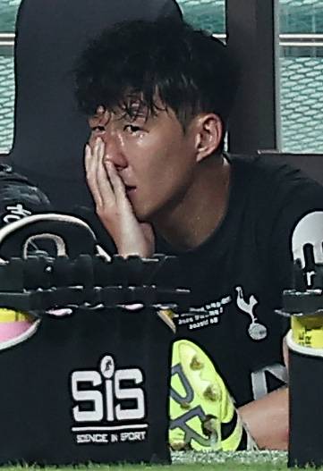 손흥민이 3일 서울월드컵경기장에서 열린 뉴캐슬 유나이티드와 2025 쿠팡플레이 시리즈에서 교체 아웃된 뒤 벤치에서 눈물을 흘리고 있다. 연합뉴스