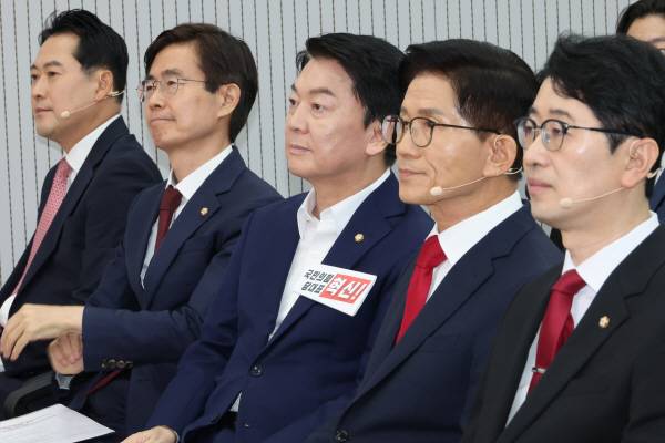 국민의힘 주진우(오른쪽부터) 김문수 안철수 조경태 장동혁 당 대표 후보가 3일 서울 여의도 당사에서 열린 제6차 전당대회 후보자 비전대회에 참석해 있다. 연합뉴스