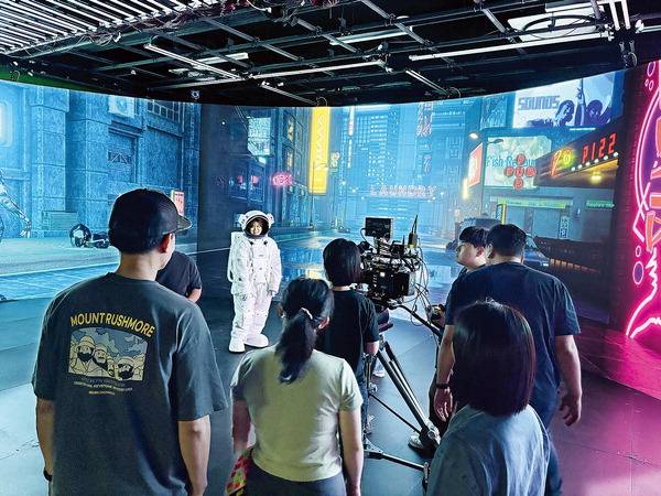 지난달 부산영상위원회가 부산영화촬영스튜디오에서 진행한 ‘AI 전문인력 양성교육 워크숍’에서 참가자들이 AI 기술을 활용한 촬영을 하고 있다. 부산영상위원회 제공