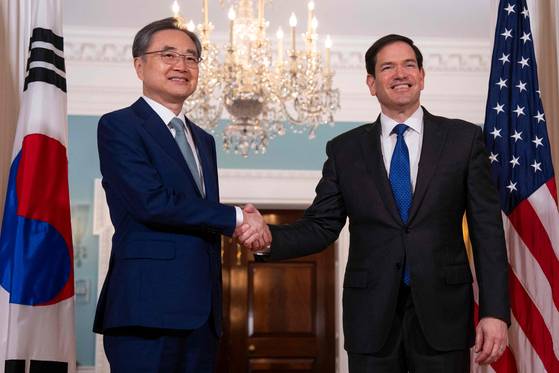 Korean Foreign Minister Cho Hyun, left, meets with U.S. Secretary of State Marco Rubio at the U.S. State Department on July 31 in Washington. [AFP/YONHAP]
