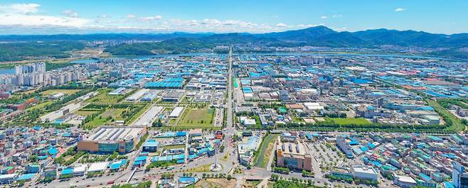 구미시가 ‘산업단지 환경조성사업 패키지 공모’에 선정돼 구미1국가산단에 주차·편의시설 확충하고 열린 문화광장을 조성한다.&nbsp;구미1국가산단 전경. 구미시청 제공