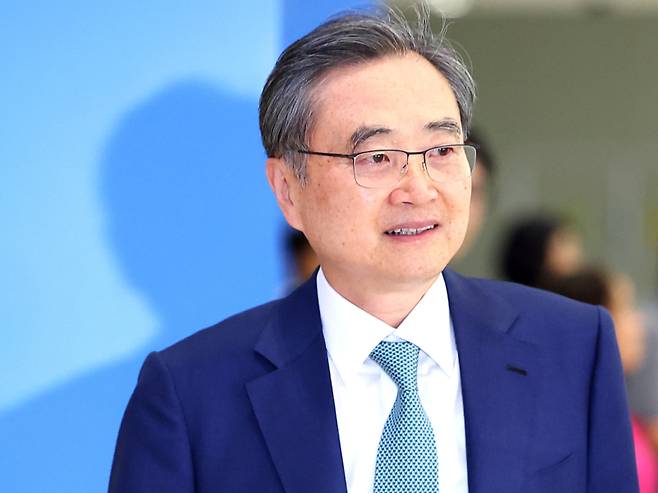 취임 후 첫 한일 외교장관 회담과 한미 외교장관 회담을 마친 조현 외교부 장관이 3일 인천국제공항 제2여객터미널을 통해 귀국하고 있다. 연합뉴스&nbsp;