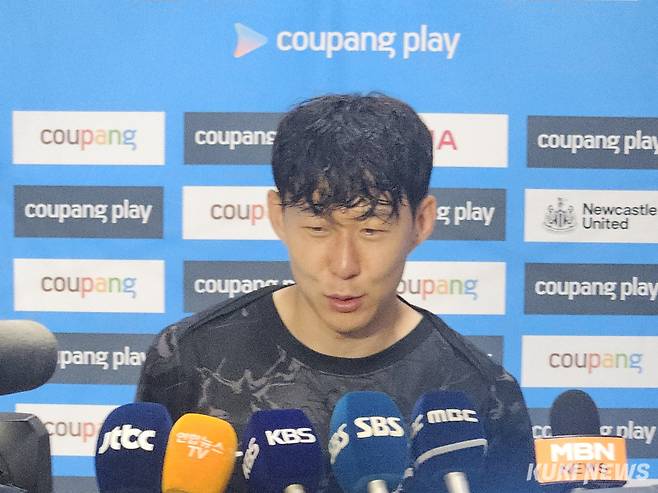 손흥민이 3일 오후 8시 서울월드컵경기장에서 열린 토트넘과 뉴캐슬과의 ‘2025 쿠팡플레이 시리즈’ 2경기가 끝난 후 믹스트존에서 인터뷰하고 있다. 송한석 기자